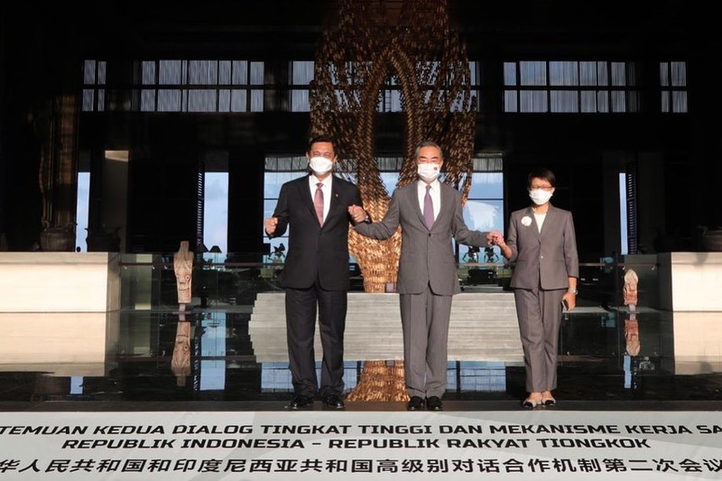 Presiden China Xi Jinping berjalan ke kiri dekat Penasihat Negara Wang Yi di kanan saat upacara penyambutan Presiden Aljazair Abdelmadjid Tebboune, tak terlihat, diadakan di Aula Besar Rakyat di Beijing, Selasa, 18 Juli 2023. China telah mencopot menteri luar negeri Qin Gang dari jabatannya dan menggantikannya dengan pendahulunya, Wang Yi. Dalam pengumuman pada Selasa malam, 25 Juli 2023, media pemerintah tidak memberikan alasan untuk pemecatan Qin, tetapi itu terjadi setelah dia menghilang hampir sebulan yang lalu di tengah spekulasi atas urusan pribadinya dan persaingan politik. (AP Photo/Ng Han Guan, Pool)