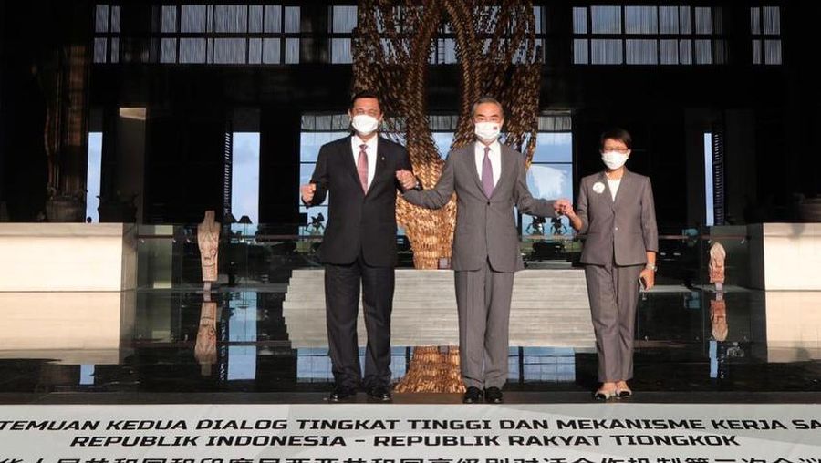 Presiden China Xi Jinping berjalan ke kiri dekat Penasihat Negara Wang Yi di kanan saat upacara penyambutan Presiden Aljazair Abdelmadjid Tebboune, tak terlihat, diadakan di Aula Besar Rakyat di Beijing, Selasa, 18 Juli 2023. China telah mencopot menteri luar negeri Qin Gang dari jabatannya dan menggantikannya dengan pendahulunya, Wang Yi. Dalam pengumuman pada Selasa malam, 25 Juli 2023, media pemerintah tidak memberikan alasan untuk pemecatan Qin, tetapi itu terjadi setelah dia menghilang hampir sebulan yang lalu di tengah spekulasi atas urusan pribadinya dan persaingan politik. (AP Photo/Ng Han Guan, Pool)