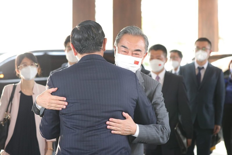 Presiden China Xi Jinping berjalan ke kiri dekat Penasihat Negara Wang Yi di kanan saat upacara penyambutan Presiden Aljazair Abdelmadjid Tebboune, tak terlihat, diadakan di Aula Besar Rakyat di Beijing, Selasa, 18 Juli 2023. China telah mencopot menteri luar negeri Qin Gang dari jabatannya dan menggantikannya dengan pendahulunya, Wang Yi. Dalam pengumuman pada Selasa malam, 25 Juli 2023, media pemerintah tidak memberikan alasan untuk pemecatan Qin, tetapi itu terjadi setelah dia menghilang hampir sebulan yang lalu di tengah spekulasi atas urusan pribadinya dan persaingan politik. (AP Photo/Ng Han Guan, Pool)
