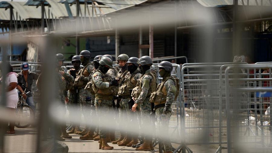 Ekuador pada Selasa mengumumkan keadaan darurat di semua penjaranya setelah serangkaian insiden kekerasan termasuk penembakan dan ledakan terjadi di salah satu penjara paling berbahaya. (Tangkapan Layar Video Reuters/ECUADOR'S POLICE HANDOUT)