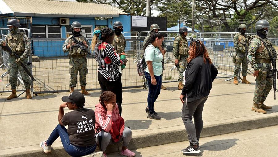 Ekuador pada Selasa mengumumkan keadaan darurat di semua penjaranya setelah serangkaian insiden kekerasan termasuk penembakan dan ledakan terjadi di salah satu penjara paling berbahaya. (Tangkapan Layar Video Reuters/ECUADOR'S POLICE HANDOUT)
