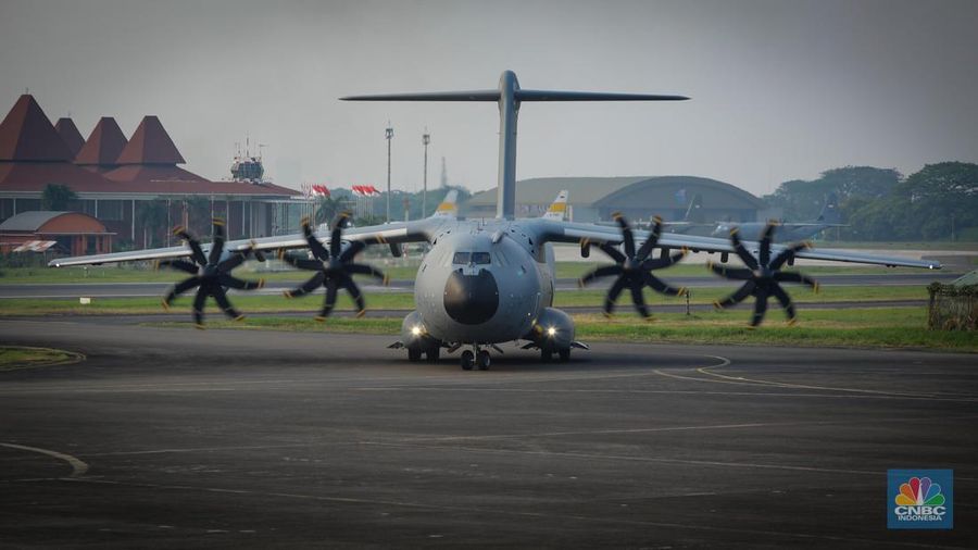 Pesawat Airbus A400M milik militer Prancis mendarat di Apron Selatan, Lanud Halim, Jakarta, Rabu (26/7/2023). (CNBC Indonesia/Faisal Rahman)
