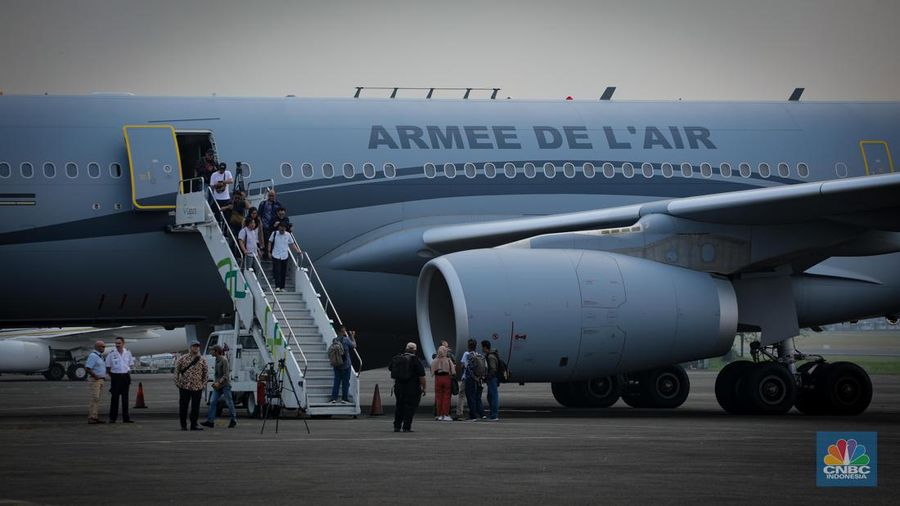 Pesawat Tanker Airbus A330 MRTT milik militer Prancis terparkir di Apron Selatan, Lanud Halim, Jakarta, Rabu (26/7/2023). (CNBC Indonesia/Faisal Rahman)