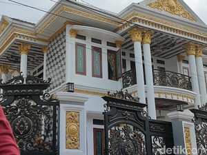 Ramai Rumah Orang Kaya di Daerah Pakai Pilar Besar, Apa Alasannya?