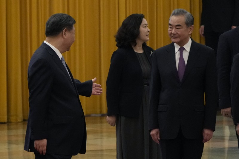 Presiden China Xi Jinping berjalan ke kiri dekat Penasihat Negara Wang Yi di kanan saat upacara penyambutan Presiden Aljazair Abdelmadjid Tebboune, tak terlihat, diadakan di Aula Besar Rakyat di Beijing, Selasa, 18 Juli 2023. China telah mencopot menteri luar negeri Qin Gang dari jabatannya dan menggantikannya dengan pendahulunya, Wang Yi. Dalam pengumuman pada Selasa malam, 25 Juli 2023, media pemerintah tidak memberikan alasan untuk pemecatan Qin, tetapi itu terjadi setelah dia menghilang hampir sebulan yang lalu di tengah spekulasi atas urusan pribadinya dan persaingan politik. (AP Photo/Ng Han Guan, Pool)