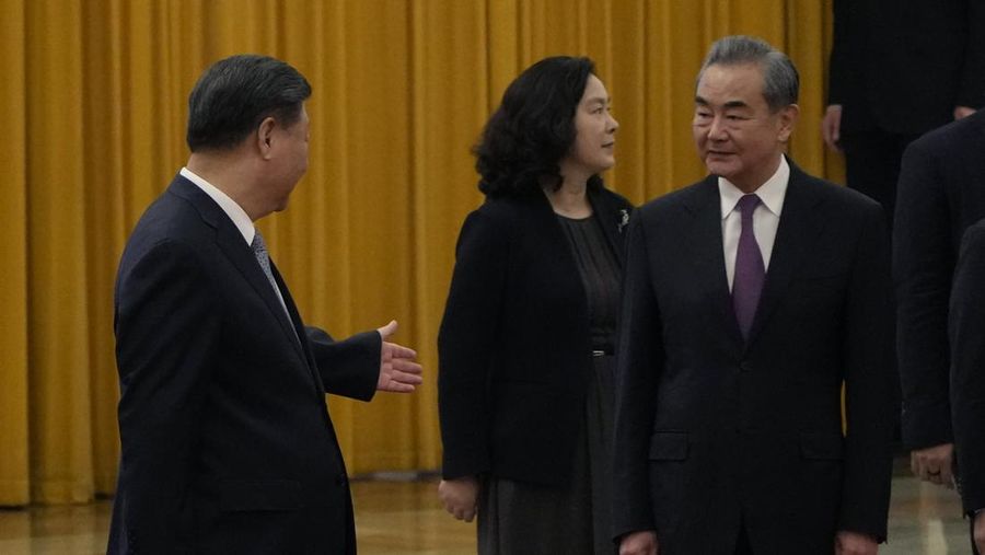 Presiden China Xi Jinping berjalan ke kiri dekat Penasihat Negara Wang Yi di kanan saat upacara penyambutan Presiden Aljazair Abdelmadjid Tebboune, tak terlihat, diadakan di Aula Besar Rakyat di Beijing, Selasa, 18 Juli 2023. China telah mencopot menteri luar negeri Qin Gang dari jabatannya dan menggantikannya dengan pendahulunya, Wang Yi. Dalam pengumuman pada Selasa malam, 25 Juli 2023, media pemerintah tidak memberikan alasan untuk pemecatan Qin, tetapi itu terjadi setelah dia menghilang hampir sebulan yang lalu di tengah spekulasi atas urusan pribadinya dan persaingan politik. (AP Photo/Ng Han Guan, Pool)