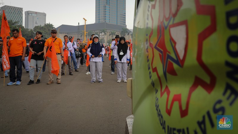 Ratusan pekerja yang tergabung dalam Partai Buruh dan Konfederasi Serikat Pekerja Seluruh Indonesia (KSPSI) melakukan aksi unjuk rasa di kawasan Patung Kuda, Monas, Jakarta, Rabu (26/7/2023). (CNBC Indonesia/Faisal Rahman)