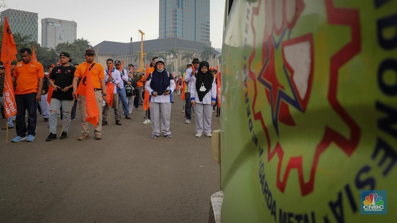 Ratusan pekerja yang tergabung dalam Partai Buruh dan Konfederasi Serikat Pekerja Seluruh Indonesia (KSPSI) melakukan aksi unjuk rasa di kawasan Patung Kuda, Monas, Jakarta, Rabu (26/7/2023). (CNBC Indonesia/Faisal Rahman)