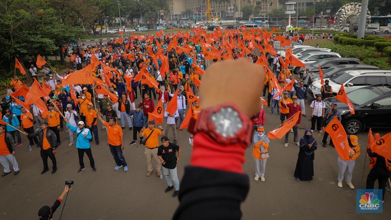 Ratusan pekerja yang tergabung dalam Partai Buruh dan Konfederasi Serikat Pekerja Seluruh Indonesia (KSPSI) melakukan aksi unjuk rasa di kawasan Patung Kuda, Monas, Jakarta, Rabu (26/7/2023). (CNBC Indonesia/Faisal Rahman) Ratusan pekerja yang tergabung dalam Partai Buruh dan Konfederasi Serikat Pekerja Seluruh Indonesia (KSPSI) melakukan aksi unjuk rasa di kawasan Patung Kuda, Monas, Jakarta, Rabu (26/7/2023). (CNBC Indonesia/Faisal Rahman)