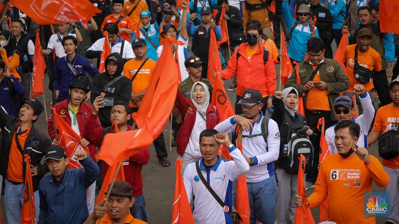 Ratusan pekerja yang tergabung dalam Partai Buruh dan Konfederasi Serikat Pekerja Seluruh Indonesia (KSPSI) melakukan aksi unjuk rasa di kawasan Patung Kuda, Monas, Jakarta, Rabu (26/7/2023). (CNBC Indonesia/Faisal Rahman) Ratusan pekerja yang tergabung dalam Partai Buruh dan Konfederasi Serikat Pekerja Seluruh Indonesia (KSPSI) melakukan aksi unjuk rasa di kawasan Patung Kuda, Monas, Jakarta, Rabu (26/7/2023). (CNBC Indonesia/Faisal Rahman)