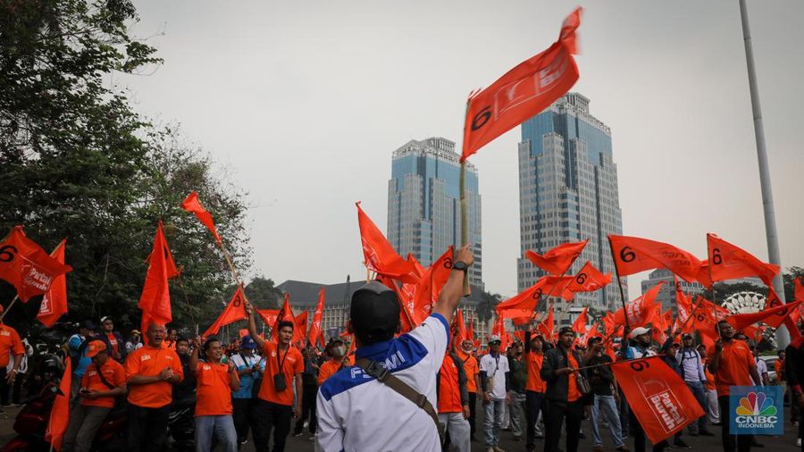 Ratusan pekerja yang tergabung dalam Partai Buruh dan Konfederasi Serikat Pekerja Seluruh Indonesia (KSPSI) melakukan aksi unjuk rasa di kawasan Patung Kuda, Monas, Jakarta, Rabu (26/7/2023). (CNBC Indonesia/Faisal Rahman)