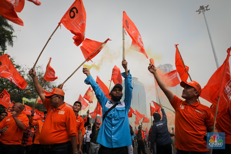 Ratusan pekerja yang tergabung dalam Partai Buruh dan Konfederasi Serikat Pekerja Seluruh Indonesia (KSPSI) melakukan aksi unjuk rasa di kawasan Patung Kuda, Monas, Jakarta, Rabu (26/7/2023). (CNBC Indonesia/Faisal Rahman) Ratusan pekerja yang tergabung dalam Partai Buruh dan Konfederasi Serikat Pekerja Seluruh Indonesia (KSPSI) melakukan aksi unjuk rasa di kawasan Patung Kuda, Monas, Jakarta, Rabu (26/7/2023). (CNBC Indonesia/Faisal Rahman)