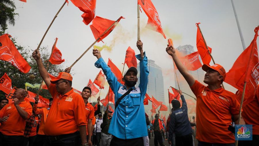 Ratusan pekerja yang tergabung dalam Partai Buruh dan Konfederasi Serikat Pekerja Seluruh Indonesia (KSPSI) melakukan aksi unjuk rasa di kawasan Patung Kuda, Monas, Jakarta, Rabu (26/7/2023). (CNBC Indonesia/Faisal Rahman)