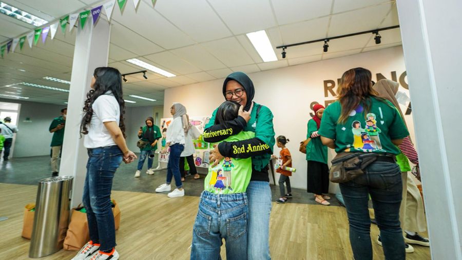 Ribuan anak mitra pengemudi Grab di 11 kota menerima sepatu gratis edisi terbatas sebagai bagian dari perayaan Hari Anak Nasional yang jatuh pada 23 Juli 2023. (Dok. Grab)