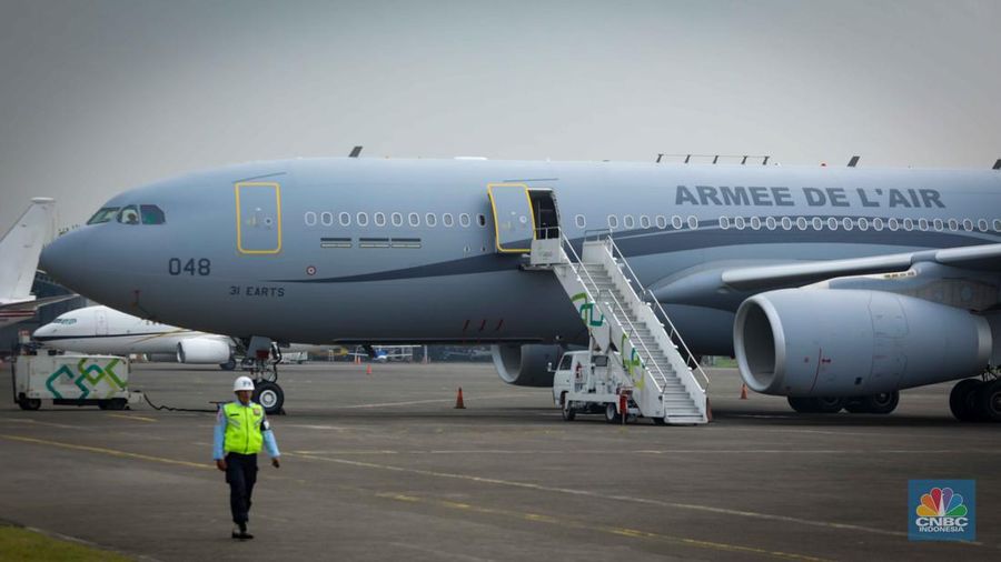 Sebuah pesawat airbus a330 yang terparkir di Apron Selatan, Lanud Halim, Jakarta, Rabu (26/7/2023). (CNBC Indonesia/Faisal Rahman)