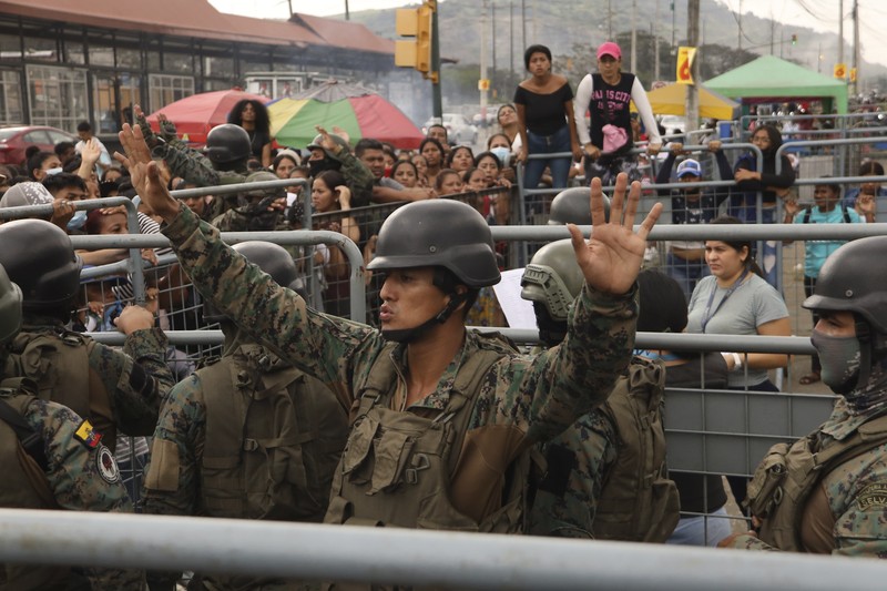 Ekuador pada Selasa mengumumkan keadaan darurat di semua penjaranya setelah serangkaian insiden kekerasan termasuk penembakan dan ledakan terjadi di salah satu penjara paling berbahaya. (Tangkapan Layar Video Reuters/ECUADOR'S POLICE HANDOUT)