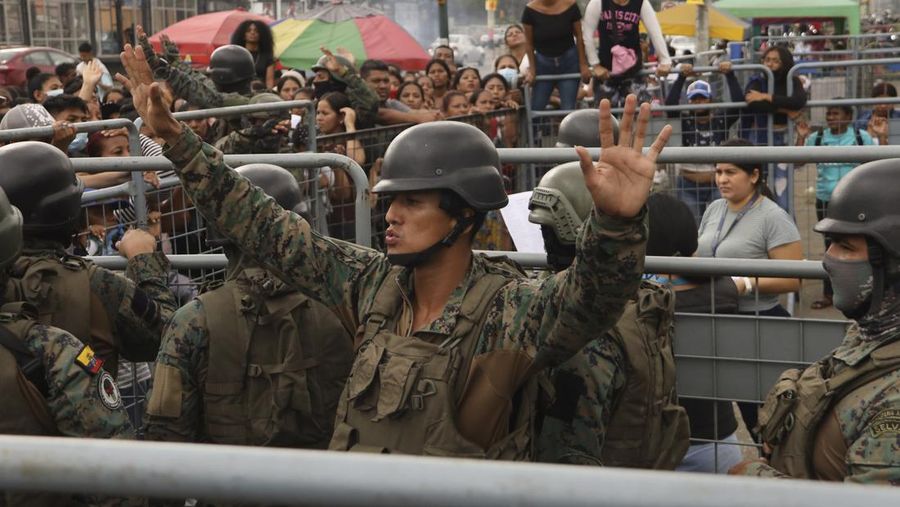 Ekuador pada Selasa mengumumkan keadaan darurat di semua penjaranya setelah serangkaian insiden kekerasan termasuk penembakan dan ledakan terjadi di salah satu penjara paling berbahaya. (Tangkapan Layar Video Reuters/ECUADOR'S POLICE HANDOUT)