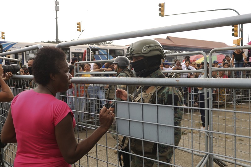 Ekuador pada Selasa mengumumkan keadaan darurat di semua penjaranya setelah serangkaian insiden kekerasan termasuk penembakan dan ledakan terjadi di salah satu penjara paling berbahaya. (Tangkapan Layar Video Reuters/ECUADOR'S POLICE HANDOUT)