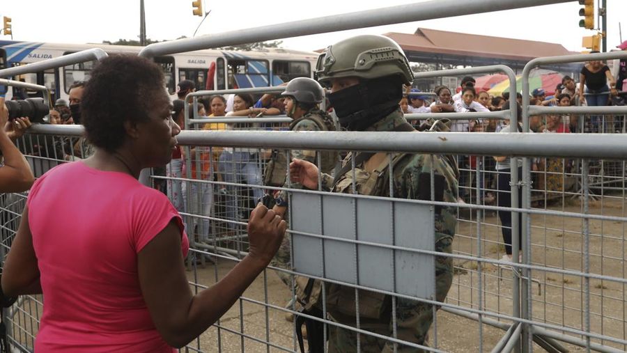 Ekuador pada Selasa mengumumkan keadaan darurat di semua penjaranya setelah serangkaian insiden kekerasan termasuk penembakan dan ledakan terjadi di salah satu penjara paling berbahaya. (Tangkapan Layar Video Reuters/ECUADOR'S POLICE HANDOUT)