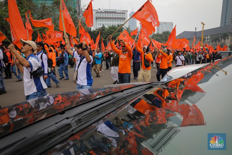 Ratusan pekerja yang tergabung dalam Partai Buruh dan Konfederasi Serikat Pekerja Seluruh Indonesia (KSPSI) melakukan aksi unjuk rasa di kawasan Patung Kuda, Monas, Jakarta, Rabu (26/7/2023). (CNBC Indonesia/Faisal Rahman) Ratusan pekerja yang tergabung dalam Partai Buruh dan Konfederasi Serikat Pekerja Seluruh Indonesia (KSPSI) melakukan aksi unjuk rasa di kawasan Patung Kuda, Monas, Jakarta, Rabu (26/7/2023). (CNBC Indonesia/Faisal Rahman)