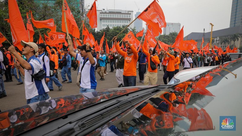 Ratusan pekerja yang tergabung dalam Partai Buruh dan Konfederasi Serikat Pekerja Seluruh Indonesia (KSPSI) melakukan aksi unjuk rasa di kawasan Patung Kuda, Monas, Jakarta, Rabu (26/7/2023). (CNBC Indonesia/Faisal Rahman)