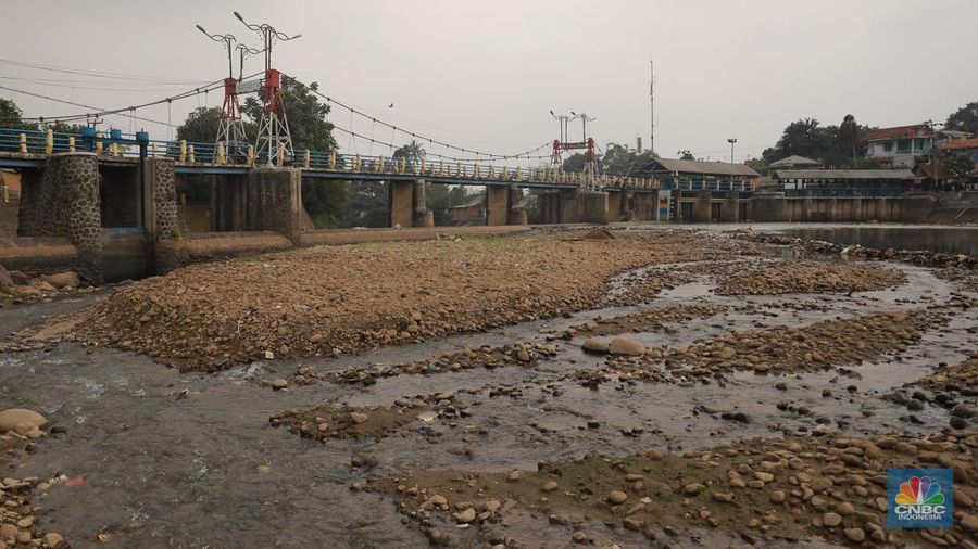 Suasana kondisi Bendung Katulampa yang surut, Bogor, Jawa Barat, Rabu (26/7/2023). Bendung Katulampa terus menyusut.  (CNBC Indonesia/Muhammad Sabki)