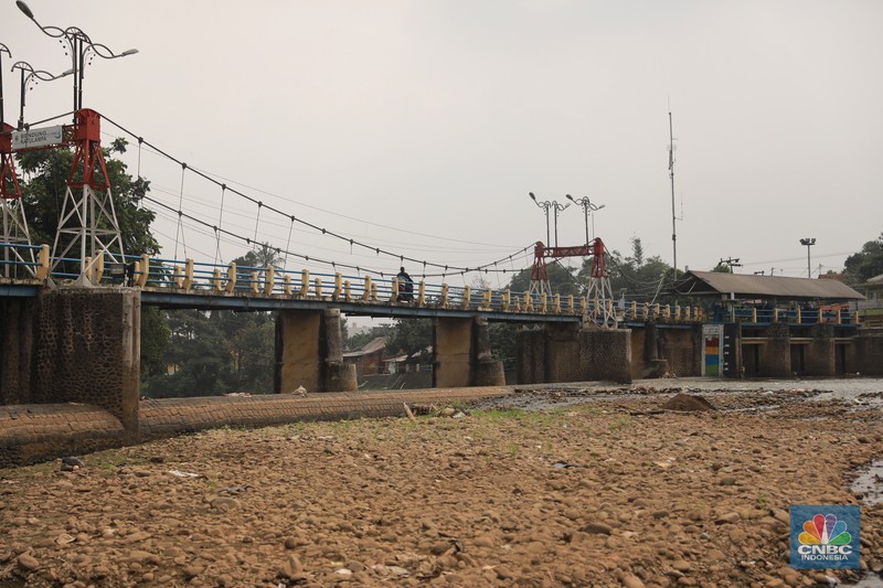 Suasana kondisi Bendung Katulampa yang surut, Bogor, Jawa Barat, Rabu (26/7/2023). Bendung Katulampa terus menyusut. Suasana kondisi Bendung Katulampa yang surut, Bogor, Jawa Barat, Rabu (26/7/2023). Bendung Katulampa terus menyusut. (CNBC Indonesia/Muhammad Sabki)