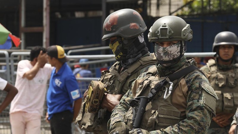 Ekuador pada Selasa mengumumkan keadaan darurat di semua penjaranya setelah serangkaian insiden kekerasan termasuk penembakan dan ledakan terjadi di salah satu penjara paling berbahaya. (Tangkapan Layar Video Reuters/ECUADOR'S POLICE HANDOUT)