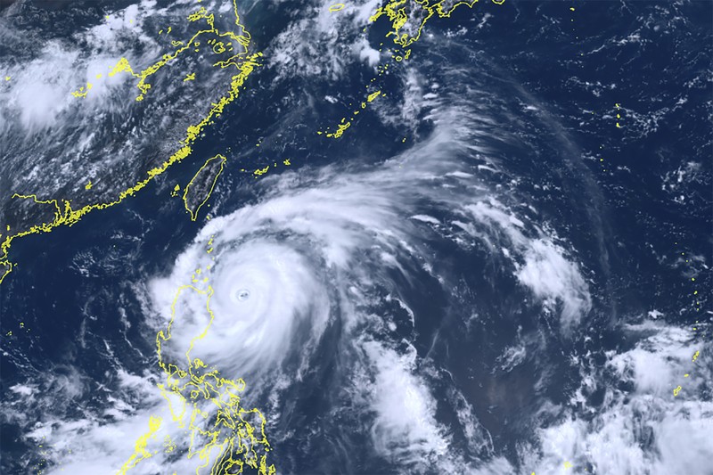 Topan Doksuri di daerah pemukiman di Kota Baguio, Filipina utara pada Rabu, 26 Juli 2023. (AP Photo)