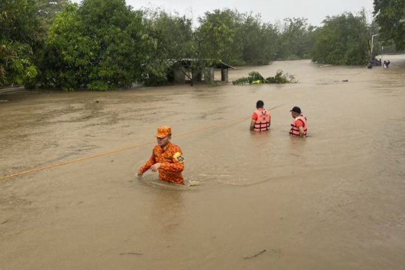 Topan Doksuri di daerah pemukiman di Kota Baguio, Filipina utara pada Rabu, 26 Juli 2023. (AP Photo) Topan Doksuri di daerah pemukiman di Kota Baguio, Filipina utara pada Rabu, 26 Juli 2023. (AP Photo)