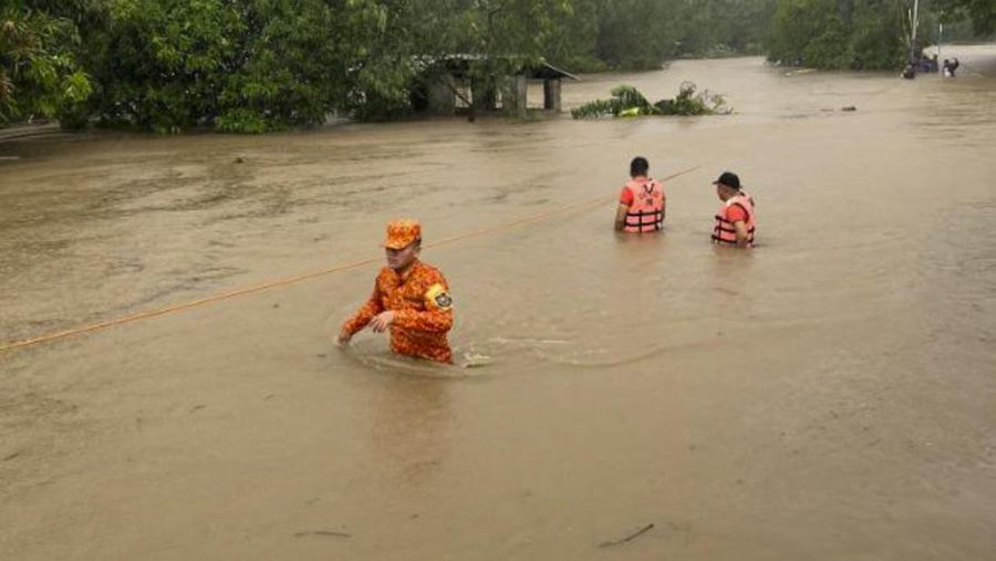 Topan Doksuri di daerah pemukiman di Kota Baguio, Filipina utara pada Rabu, 26 Juli 2023. (AP Photo)
