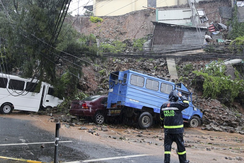 Topan Doksuri di daerah pemukiman di Kota Baguio, Filipina utara pada Rabu, 26 Juli 2023. (AP Photo) Topan Doksuri di daerah pemukiman di Kota Baguio, Filipina utara pada Rabu, 26 Juli 2023. (AP Photo)