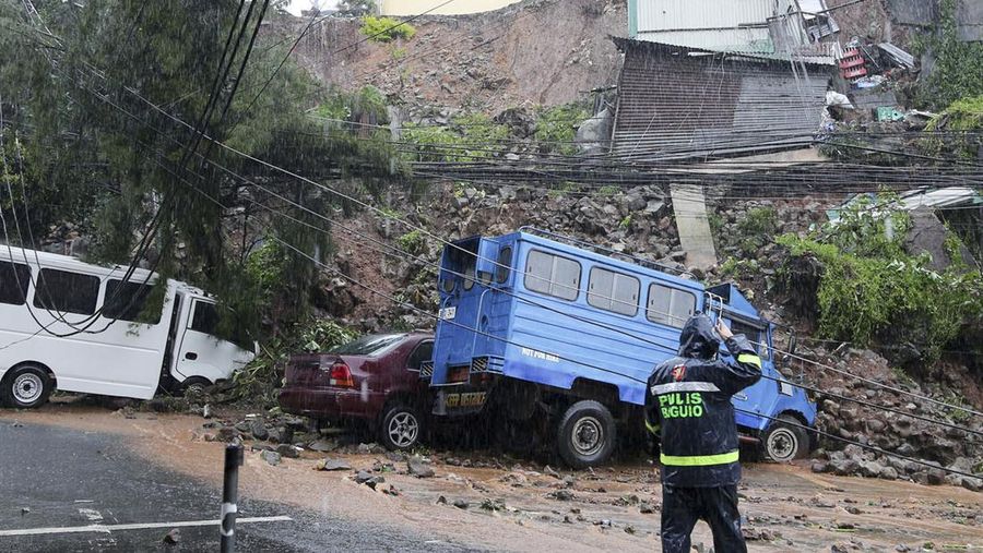 Topan Doksuri di daerah pemukiman di Kota Baguio, Filipina utara pada Rabu, 26 Juli 2023. (AP Photo)