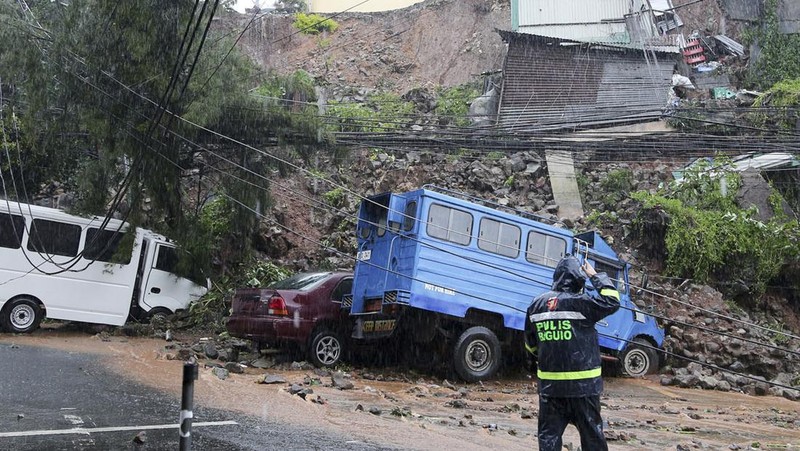 Topan Doksuri di daerah pemukiman di Kota Baguio, Filipina utara pada Rabu, 26 Juli 2023. (AP Photo)