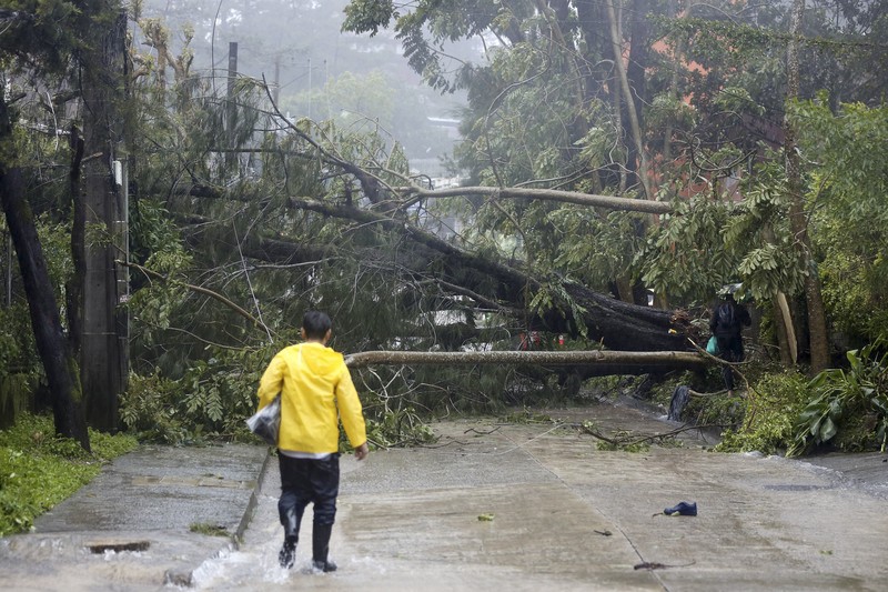 Topan Doksuri di daerah pemukiman di Kota Baguio, Filipina utara pada Rabu, 26 Juli 2023. (AP Photo)
