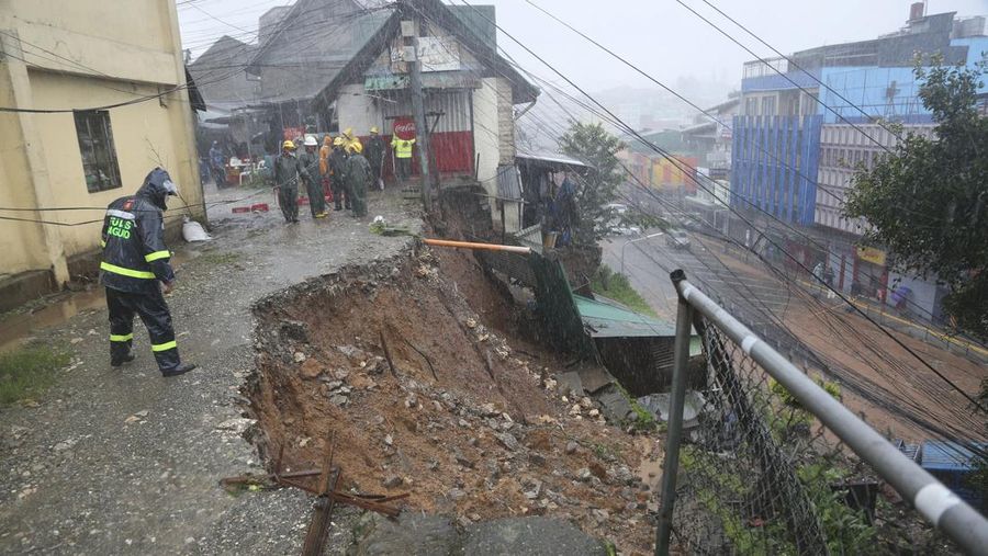 Topan Doksuri di daerah pemukiman di Kota Baguio, Filipina utara pada Rabu, 26 Juli 2023. (AP Photo)
