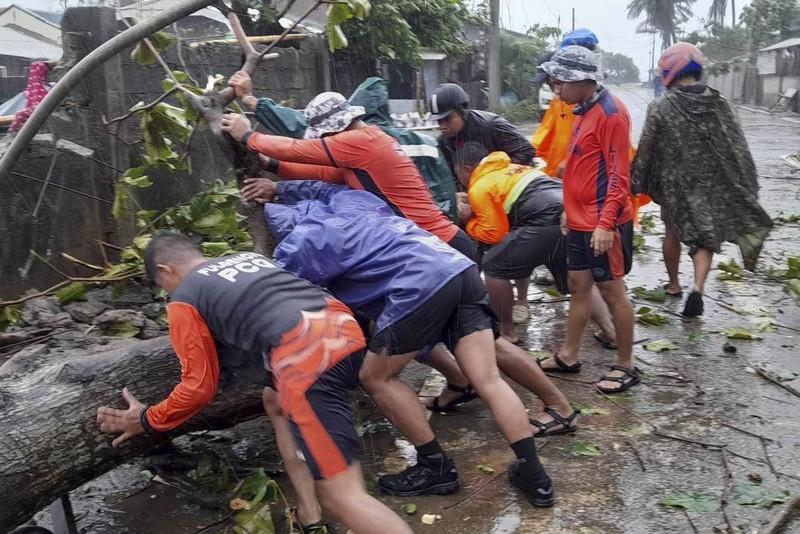 Topan Doksuri di daerah pemukiman di Kota Baguio, Filipina utara pada Rabu, 26 Juli 2023. (AP Photo) Topan Doksuri di daerah pemukiman di Kota Baguio, Filipina utara pada Rabu, 26 Juli 2023. (AP Photo)