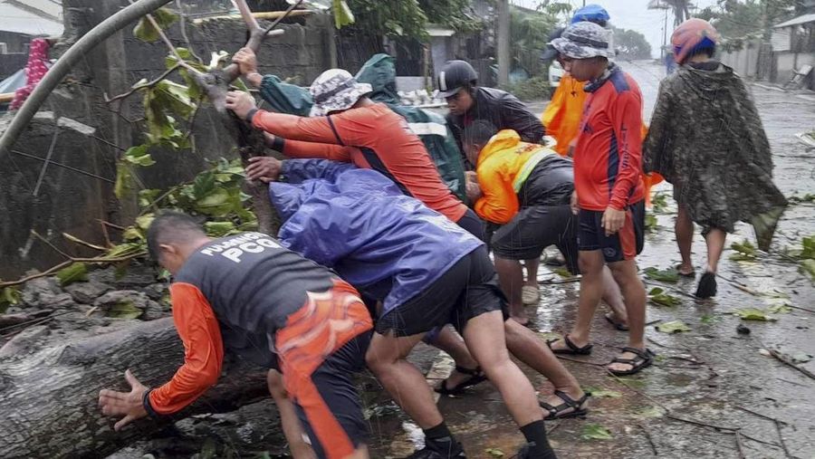Topan Doksuri di daerah pemukiman di Kota Baguio, Filipina utara pada Rabu, 26 Juli 2023. (AP Photo)