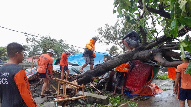 Topan Doksuri di daerah pemukiman di Kota Baguio, Filipina utara pada Rabu, 26 Juli 2023. (AP Photo) Topan Doksuri di daerah pemukiman di Kota Baguio, Filipina utara pada Rabu, 26 Juli 2023. (AP Photo)