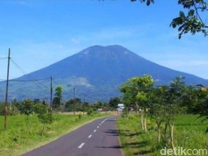 Gunung Dempo Erupsi, Semburkan Material Sejauh 300 Meter