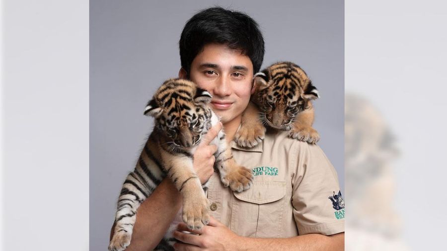 Alshad Ahmad berfoto bersama dua anak harimau. (Instagram @alshadahmad)