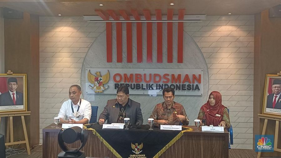 Anggota Ombudsman RI, Dadan S Suharmawijaya saat konferensi pers di Kantor Ombudsman, Jakarta, Kamis (27/7/2023). (CNBC Indonesia/Martyasari Rizky)