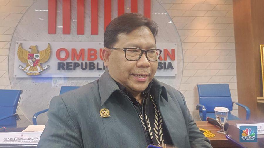 Anggota Ombudsman RI, Dadan S Suharmawijaya saat konferensi pers di Kantor Ombudsman, Jakarta, Kamis (27/7/2023). (CNBC Indonesia/Martyasari Rizky)