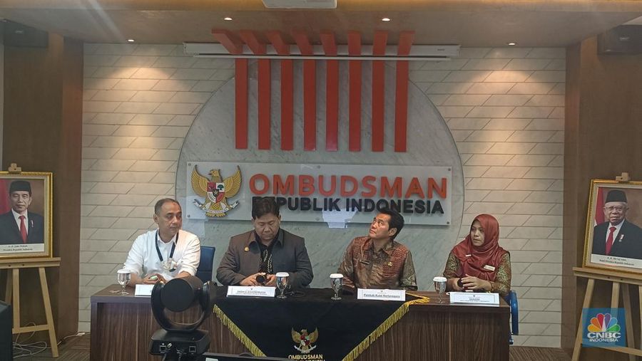 Anggota Ombudsman RI, Dadan S Suharmawijaya saat konferensi pers di Kantor Ombudsman, Jakarta, Kamis (27/7/2023). (CNBC Indonesia/Martyasari Rizky)