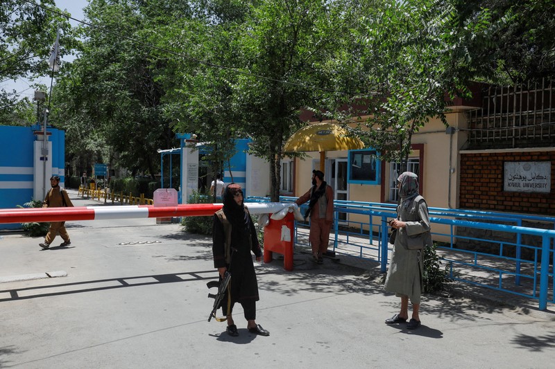 Ribuan salon kecantikan di Afghanistan ditutup setelah tenggat waktu satu bulan yang diberikan kelompok Taliban telah berakhir. Maklumat ini memicu aksi protes yang jarang sekali terjadi di negara tersebut. (REUTERS/ALI KHARA) Ribuan salon kecantikan di Afghanistan ditutup setelah tenggat waktu satu bulan yang diberikan kelompok Taliban telah berakhir. Maklumat ini memicu aksi protes yang jarang sekali terjadi di negara tersebut. (REUTERS/ALI KHARA)