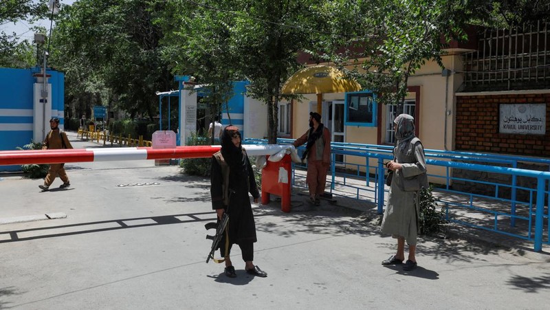 Ribuan salon kecantikan di Afghanistan ditutup setelah tenggat waktu satu bulan yang diberikan kelompok Taliban telah berakhir. Maklumat ini memicu aksi protes yang jarang sekali terjadi di negara tersebut. (REUTERS/ALI KHARA)