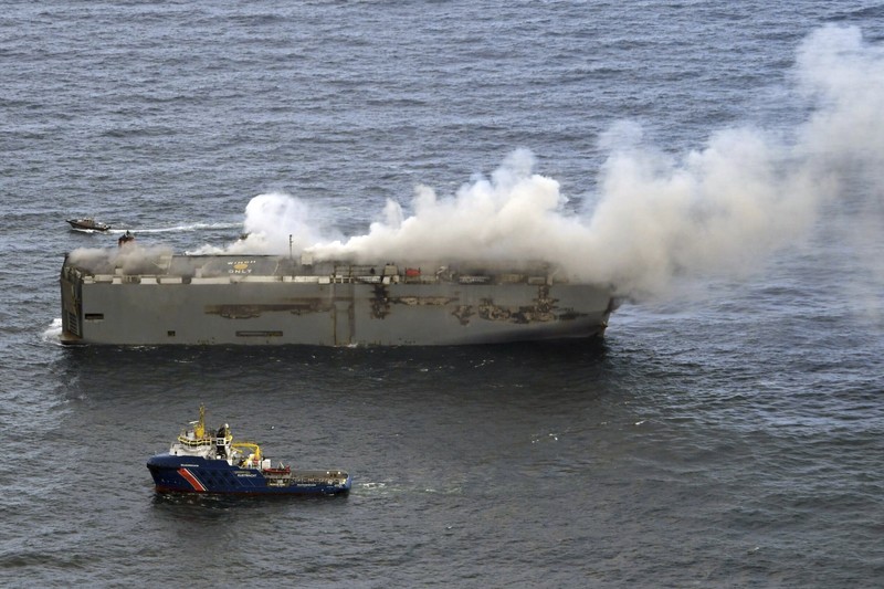 Asap mengepul saat kebakaran terjadi di kapal kargo Fremantle Highway, di laut pada 26 Juli 2023. (Coastguard Netherlands/Handout via REUTERS)