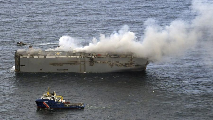 Asap dan api terlihat di sebuah kapal barang di Laut Utara, sekitar 27 kilometer (17 mil) utara pulau Belanda Ameland, Rabu, 26 Juli 2023. Kebakaran di kapal barang Fremantle Highway, yang membawa hampir 3.000 mobil, terbakar di luar kendali pada hari Rabu di Laut Utara, dan penjaga pantai Belanda mengatakan sedang berupaya menyelamatkan kapal agar tidak tenggelam di dekat habitat penting bagi burung migran. (Kustwacht Nederland/Coastguard Netherlands via AP)