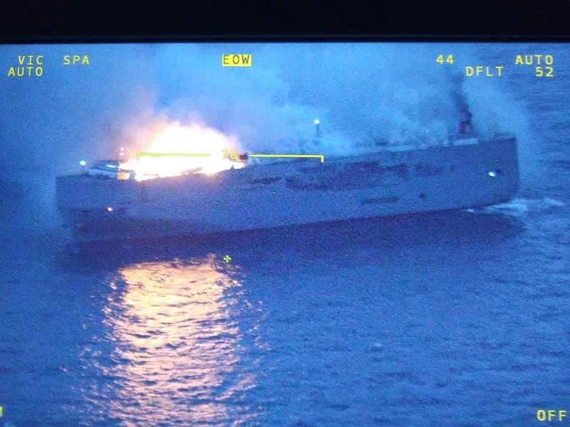 Asap mengepul saat kebakaran terjadi di kapal kargo Fremantle Highway, di laut pada 26 Juli 2023. Asap mengepul saat kebakaran terjadi di kapal kargo Fremantle Highway, di laut pada 26 Juli 2023. (Coastguard Netherlands/Handout via REUTERS)