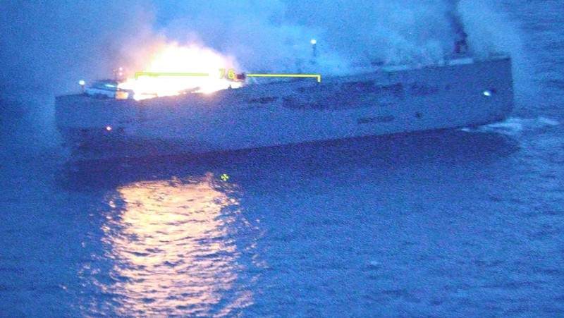 Asap mengepul saat kebakaran terjadi di kapal kargo Fremantle Highway, di laut pada 26 Juli 2023. (Coastguard Netherlands/Handout via REUTERS)